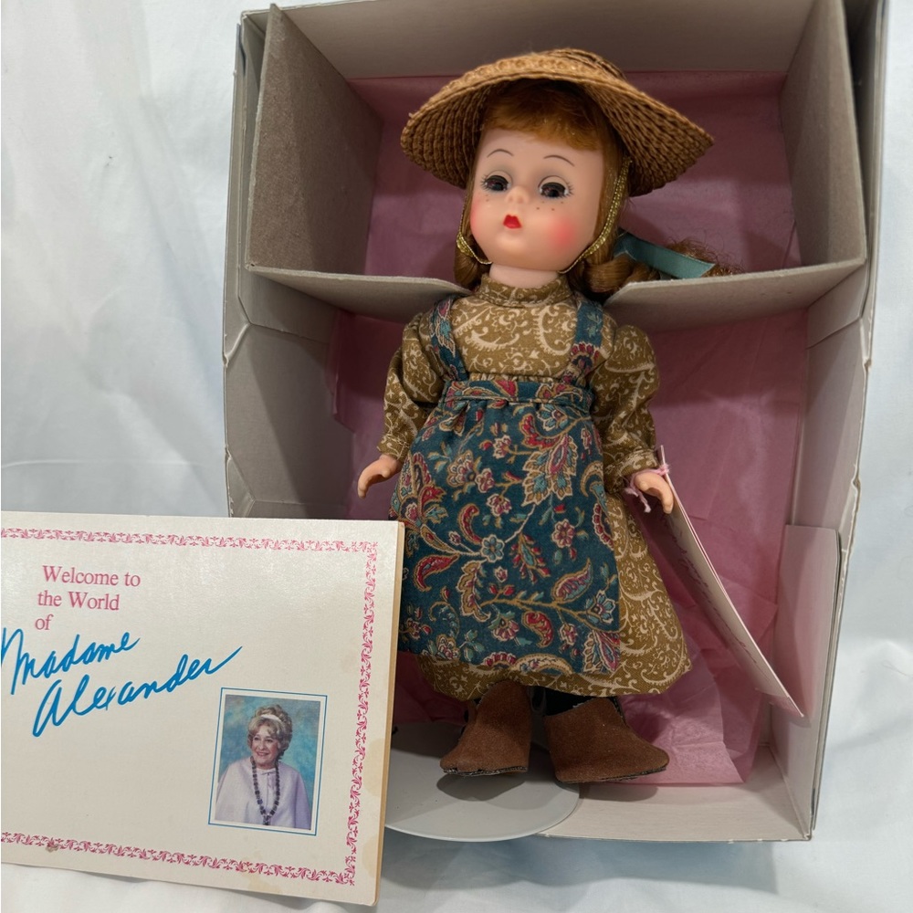 Madame Alexander original ANNE AT THE STATION #260417 . Original box .